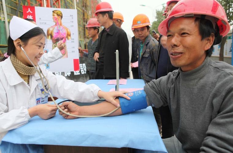 走進(jìn)農(nóng)民工"活動,向農(nóng)民工講解男性健康知識,提供男性健康咨詢服務(wù)